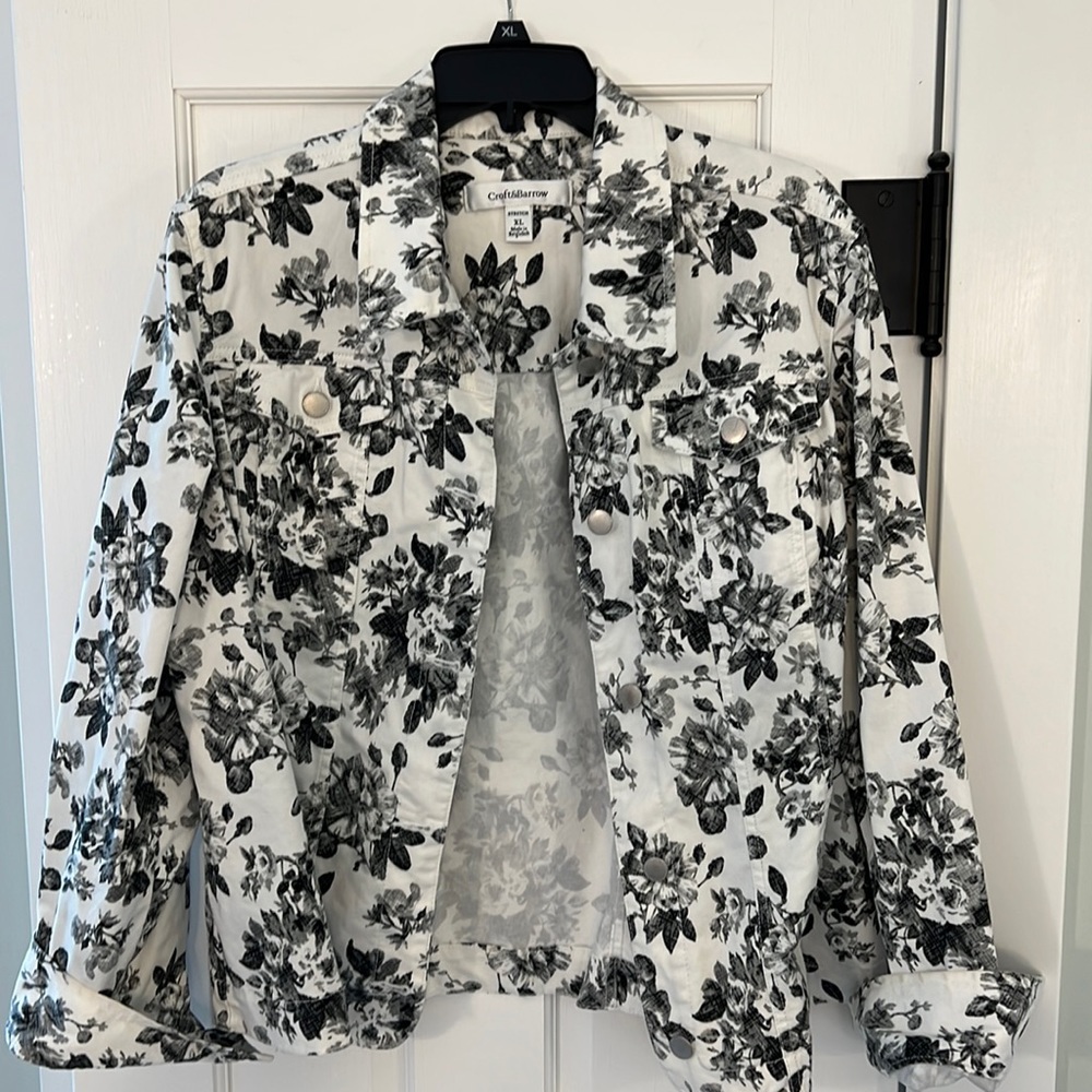 Black and white floral stretchy jacket. XL